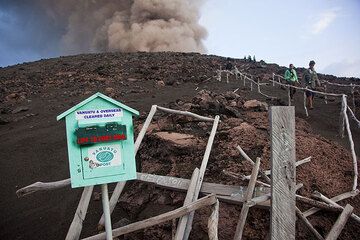 The "volcano post" at the crater of Yasur volcano (Photo: Tom Pfeiffer)