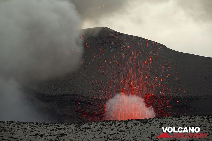Eruption at Yasur volcano (Photo: Tom Pfeiffer)
