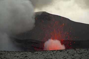 Eruption at Yasur volcano (Photo: Tom Pfeiffer)