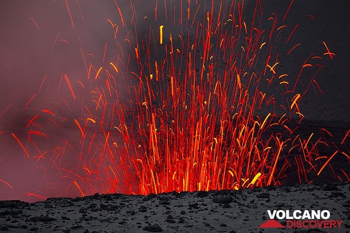 Ein Bild von der gleichen Explosion: die glühenden Bomben fallen zum Teil wieder in den Krater zurück. (Photo: Tom Pfeiffer)