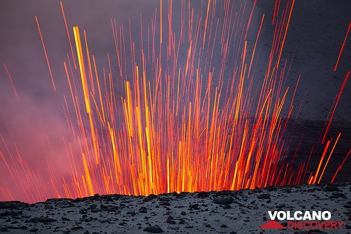 Glühende Lavagarben aus dem Krater schießen steil nach oben. (Photo: Tom Pfeiffer)