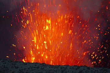 Des bombes de lave brillantes sortant du cratère (Photo: Tom Pfeiffer)