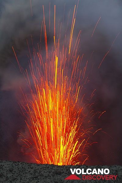 Lava schießt in die Höhe. (Photo: Tom Pfeiffer)