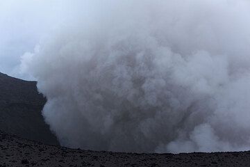 yasur_i34790.jpg (Photo: Tom Pfeiffer)