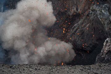 Kurz nach der Ankunft dort kommt es ungefähr einmal pro Minute zu strombolianischen Explosionen. (Photo: Tom Pfeiffer)