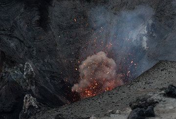 A small strombolian eruption from the northern crater. (Photo: Tom Pfeiffer)