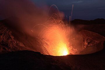 Stronger strombolian eruption at late dusk. (Photo: Tom Pfeiffer)