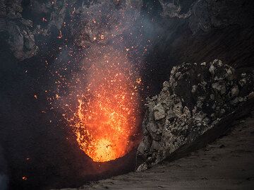 Typical moderate eruption of liquid lava from the main vent in the south crater. (Photo: Tom Pfeiffer)