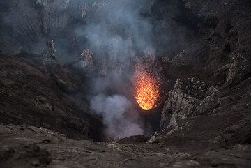 Beginning of a small eruption from the main vent in the south crater. (Photo: Tom Pfeiffer)