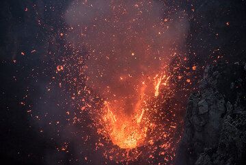 Eruption of the main vent. (Photo: Tom Pfeiffer)