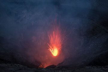 Kleiner Ausbruch des Vulkans Yasur. (Photo: Tom Pfeiffer)