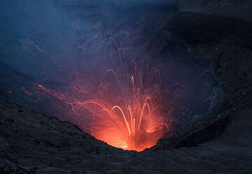 Eine kleine Eruption erfolgt am südwestlichen Schlot unterhalb der steilen Kraterwand im Vordergrund. (Photo: Tom Pfeiffer)