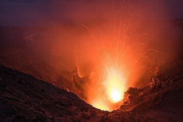 Nachts starker Ausbruch aus dem Hauptschlot im Südkrater, während im Hintergrund ein kleiner Ausbruch aus dem Nordkrater auftritt. (Photo: Tom Pfeiffer)