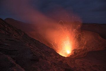 The stronger eruptions send bombs higher than the crater rim. (Photo: Tom Pfeiffer)