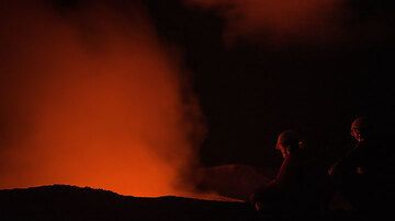 Beobachter am Kraterrand. (Photo: Tom Pfeiffer)
