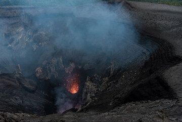 Kleiner Ausbruch aus dem Hauptschlot im Südkrater des Vulkans Yasur. (Photo: Tom Pfeiffer)
