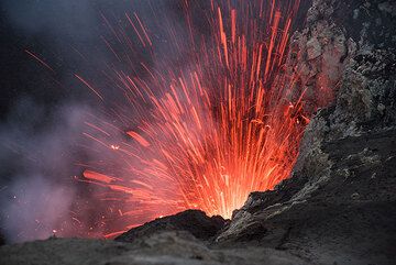 Séquence d'une éruption modérée et riche en lave provenant d'un troisième évent moins actif près de l'extrémité sud du cratère sud. (Photo: Tom Pfeiffer)