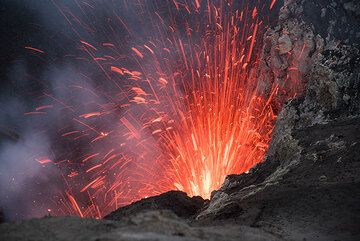 The same eruption a second later. (Photo: Tom Pfeiffer)