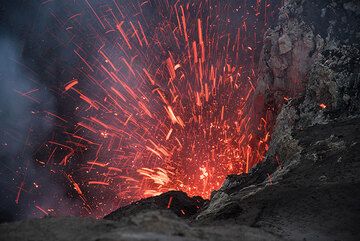 Eine Gruppe von VolcanoDiscovery besuchte den Vulkan Yasur im Rahmen ihrer Vulkantour „Round The World“ und blieb vom 19. bis 22. November auf dem Vulkan. Die Aktivität war normal, mit häufigen kleinen bis mäßig starken strombolianischen Explosionen aus mehreren Quellen in Abständen von oft weniger als einer Minute. (Photo: Tom Pfeiffer)