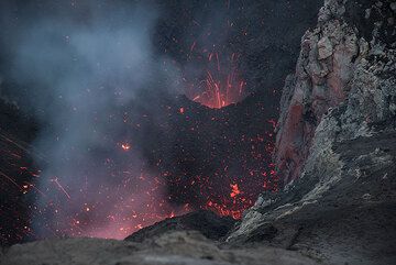 Spattering also occurs from the second vent (left foreground) near the crater wall. (Photo: Tom Pfeiffer)