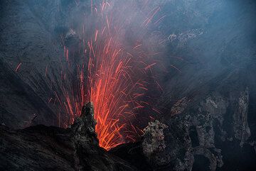 More rarely, the vent in the north crater behind the dividing wall also erupts. (Photo: Tom Pfeiffer)