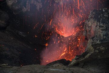 Rain of incandescent bombs inside the south crater. (Photo: Tom Pfeiffer)