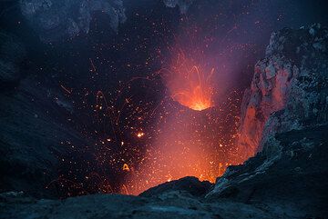 Lueur provenant de plusieurs bouches d’aération illuminant le cratère sud. (Photo: Tom Pfeiffer)