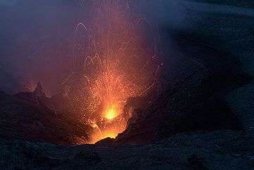 Forte éruption au crépuscule. (Photo: Tom Pfeiffer)