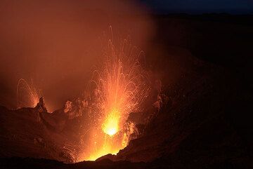 Strong eruption from the south crater at night. (Photo: Tom Pfeiffer)