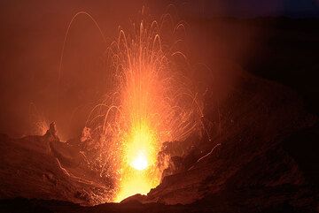 Une éruption assez forte du cratère sud du volcan Yasur la nuit. (Photo: Tom Pfeiffer)
