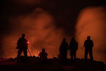 Silhouette de notre groupe au bord du cratère (3) (Photo: Tom Pfeiffer)