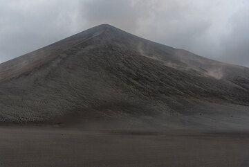 Le cône de cendres du volcan Yasur vu par une journée venteuse venant de l'ouest. (Photo: Tom Pfeiffer)