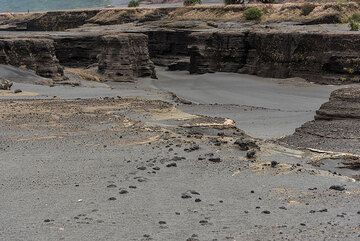 Erosion canyon in the sand sea west of Yasur, exposing ash layers from centuries of continuous strombolian activity. (Photo: Tom Pfeiffer)