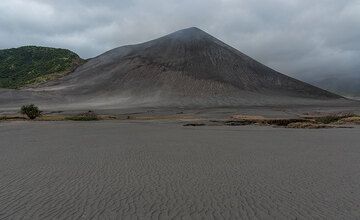 The sand sea and Yasur volcano from the NW. (Photo: Tom Pfeiffer)