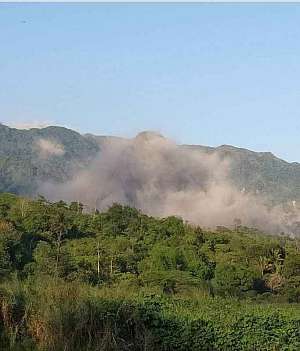 Disentigrating mountain at barangay Buhawen, San Marcelino, Zambales, Philippines (public domain)