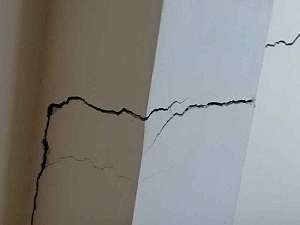 Crack on pillar (public domain)