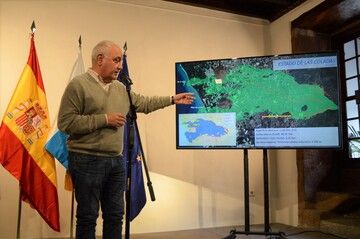 Showing the newest lava flow towards Las Manchas during this afternoon's press conference (image: La Palma Government)