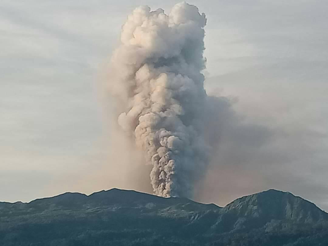 Large amount of ash content from Dukono volcano (image: @Rizal06691023/twitter)