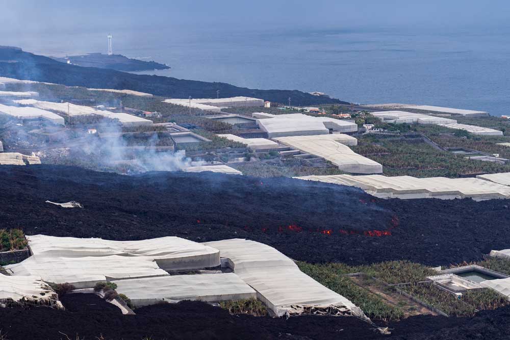 The active lava flow in the area between Montañas de Todoque and La Laguna (image: Canaries Government)