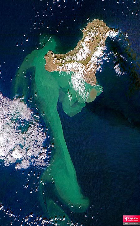 A true color, high-resolution RapidEye satellite image taken on 26 Oct featuring the gigantic stain visible on the surface of Las Calmas Sea, and even the vent area visible as the brown spot near the southern tip of the island. Image courtesy and copyright RapidEye.net