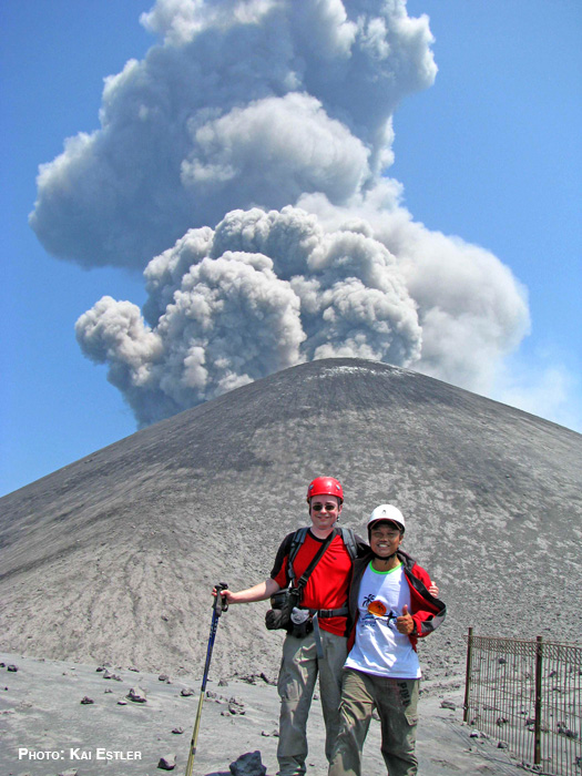 Foto mit Kay & Andy. Im Hintergrund der Krakatau