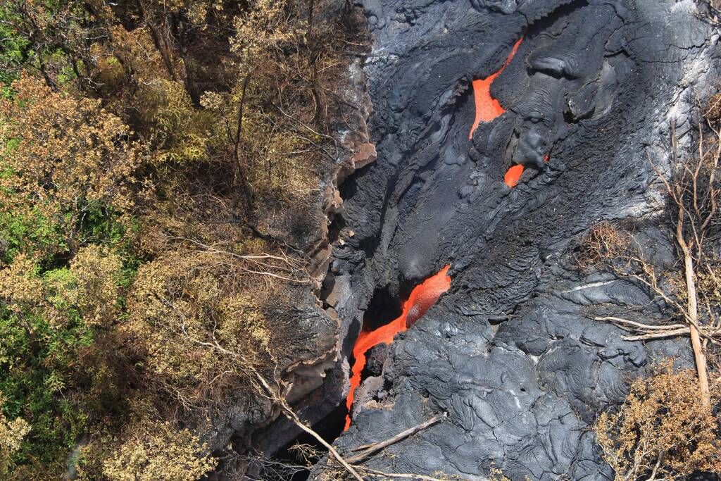 USGS-HVO photo of lava flowing back into a large crack near Kaohe Homesteads on September 1, 2014.