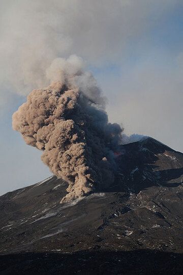 Small pyroclastic flow detaching from the lava flow (Photo: Emanuela / VolcanoDiscovery Italia)