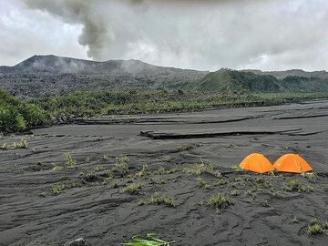 Camp at Dukono volcano (photo: Thomas Spinner)