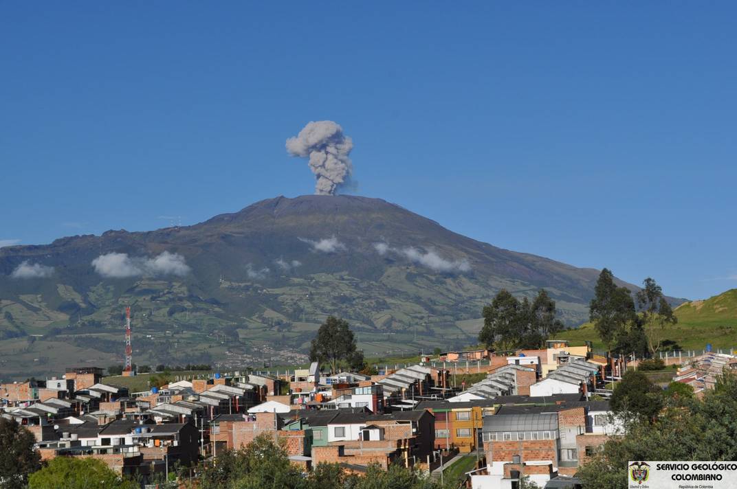 Small ash emission observed from the Pasto Volcano Observatory on 17 December 2012 (INGEOMINAS)