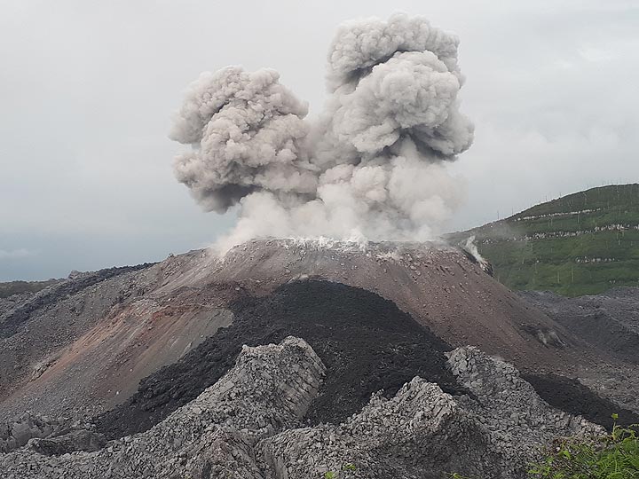 Eruption of Ibu volcano and the new lava flow seen yesterday (image: Andi Rosadi / VolcanoDiscovery Indonesia)