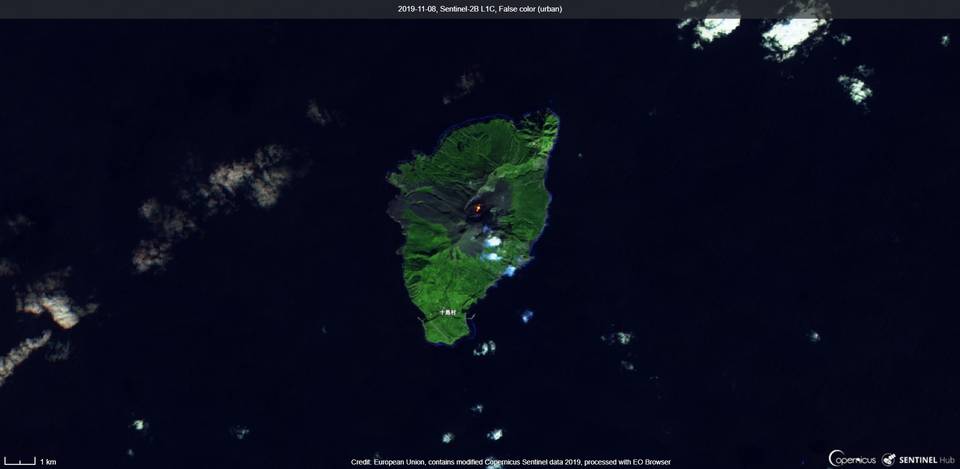 Suwanosejima´s incandescence visible from satellite on 8 November (image: Sentinel 2)