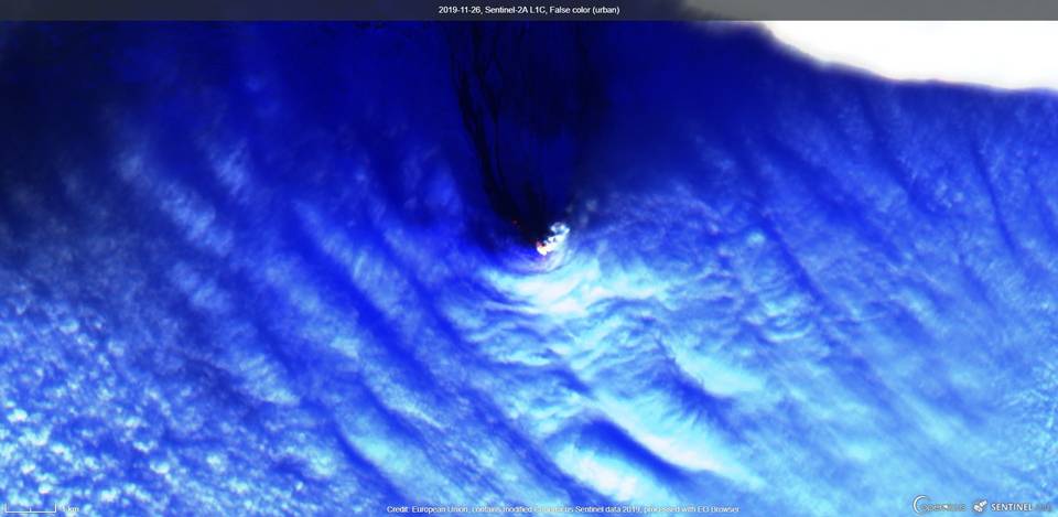 Incandescence partially visible due to clouds over the summit crater (image: Sentinel 2)