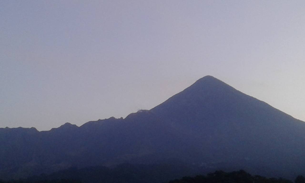Santiaguito volcano with Santa Maria in the background (image: INSIVUMEH)
