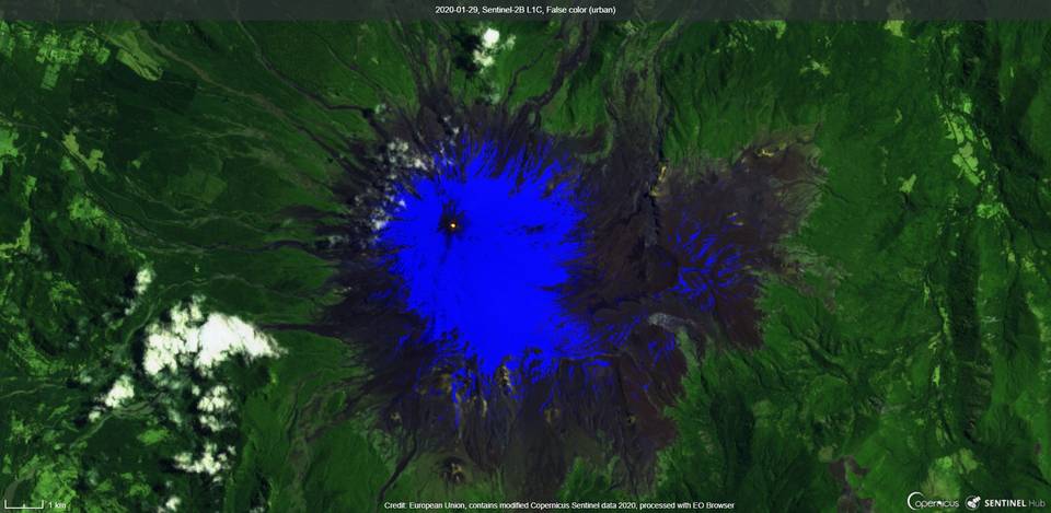 Incandescence from the Villarrica´s summit crater (image: Sentinel 2)